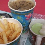 プラザ・レストラン - 右端：黒みつゼリー＆ミルクムース、スーベニアカップ付き７００円