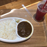 奥入瀬 湧水館 - 奥入瀬カレー 800円　スグリサイダー 400円