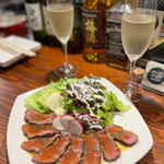 ミート＆ワイン - 柔らかくて赤身と脂のバランスが最高な
お肉です♪(*´Д｀*)
山わさびの香るソースは和風ベースと思われ…身近な味わい(*´-`)人気No.1も納得の美味しさです♪