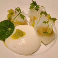 Restaurant Sola - ⑤障泥烏賊(福岡県糸島産)、蕪とセロリのピクルス、蕪と自家製ヨーグルトのふわふわエスプーマ・ムース、山葵載せ、ナスタチューム添え