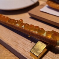Restaurant Sola - ①イクラ、アボカドソース、春巻き皮の重ね焼きに載せて