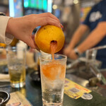 Yakitori Banchou - まずは空いた穴をひっくり返すと
                      中からグレープフルーツの果汁がジャーッ！と！(*ﾟ∀ﾟ*)面白〜いッ！！