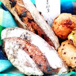 麦秋至 - チェリーとひまわりの種、ビターチョコとピーカンナッツの全粒粉バトン、チョコチップのスコーン、抹茶とホワイトチョコのスコーン、いちじくとクルミのスコーン
