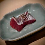 温石 - 脂の乗った腹身は、炭で炙った塩タタキで。コリッとするぐらいの歯ごたえの後、脂の旨みが広がります。