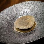 温石 - 大好きな「出来立て薄皮どら焼き」。一口サイズですが、もったいなくて、チビチビ頂ます。お薄を頂いて、ごちそうさま。最近またアルコールに拒絶症状が出ていて、その情報をご存じだったようで、美味しい冷茶と、冷和紅茶をご用意くださっていました。マジ惚れます。