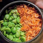 温石 - 更には「桜海老・空豆ご飯」も♡　桜海老の桶の、一番上のところに居る、圧のかかっていない桜海老しか使わない逸品。芝桜をイメージしたそうです。