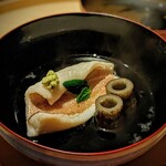 温石 - 「花鯛と管牛蒡とつる菜と山葵のお椀」吸い地を一瞬煮たてて、花鯛をくぐらせ香りを移します。一塩で旨みが強い花鯛には山葵を添えて。