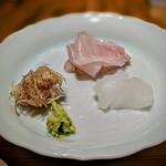 温石 - お造りは、「ハタの炭火炙り　障泥烏賊」　ハタのモッチリした食感と、絹のような舌触り、脂に甘み。やっぱり、コレよね♡　本当に凄い、凄すぎです。