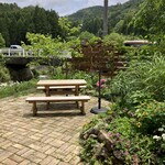 Kuwa Monpe - 自然豊かなテラス席はワンちゃんOK