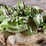 Kuwa Monpe - 新鮮レタスタップリのあっつ熱ピザ　ほんまにうまい