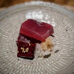 温石 - サプライズのように裏から現れた「モチ鰹」。逢いたかったよ～♡　透明感のあるモッチリした身は、これぞレベチ！　手前に有るのは「血合いのレバー仕立て」。胡麻油と塩で高級なレバ刺しのよう。新鮮だからこそです。