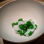 温石 - 最良の旬が2週間しかない、朝採れグリーンピース！薄い、薄～い皮がプチッと弾け、甘み、香りが一体・・・間違いなく世界一大好きご飯です。杉山さんの美学が詰まった一品です。　