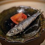 温石 - サスエ前田さんのインスタをフォローしている方ならご覧になったかしら？小さな鰯の仕立てチャレンジ、「小鰯の唐揚げ」。なんて良い香り♪鰯がちょっと苦手な娘もビックリしていました。凄いなぁ・・・フルーツトマトでリフレッシュ。