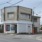 麺屋 Aurum - 外観（右下の店舗の裏手に見える赤い車が停まっている場所が駐車場です）