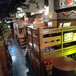 Belgian Beer Pub Favori - テーブル席は中二階なので見晴らし良いです。
      