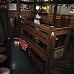 Belgian Beer Pub Favori - 店内奥のテーブル席も中二階。