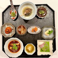 中國菜 奈良町 枸杞 - ❷ 前菜十種 ～よだれ鶏、蛸タタキ（ウコン）、かんぱち（ジョンマ）、朝取り筍（ラオガオ）、スパイシーカシューナッツ、クラゲ（赤酢）、帆立（シャンラー）、蕗（シャオジャオ）、バイ貝、蕨（酸辣湯）。