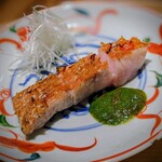 温石 - 不動のスペシャリテ「金目鯛炭火焼」。今回は特にフワフワ、脂も乗っていた。