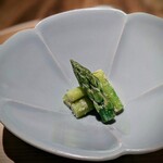温石 - 「アスパラの胡麻和え」　いつも、こんな一品に凄みを感じます。凄いんです歯触りが。どうしたらこんな風になるの ? 採り立ての生かと思うようなシャッキリしたみずみずしさなのに、青臭さが微塵も有りません。