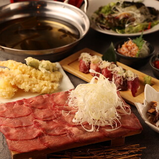 牛舌菜肴，如受欢迎的特色菜 "韭菜和涮火锅of牛舌