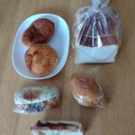 ぱん屋さん ほっぷすこっち - 料理写真:左から下へカレーパン、キーマカレー、唐揚げパン、フィッシュパン、食パン