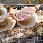 さかずきテラス海の家 - 料理写真:海鮮焼き¥2200（ホタテ、イカ、エビ）