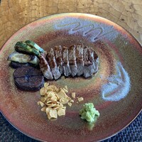 ニュー松坂 梅田32番街店 - お肉１５０g。塩で飾りつけ。