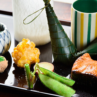 Seasonal courses using plenty of seasonal ingredients are the best part of Japanese-style meal.