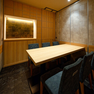 【３～６名様向け個室】
                                          こちらのお席は最大6名様までご案内可能です。