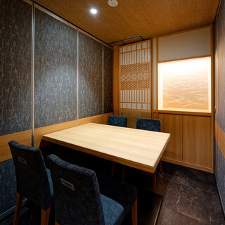 モダンで落ち着いた雰囲気の個室へご案内いたします。