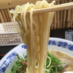 神月 - 麺は中細ストレート 若干カタめで丁度いい