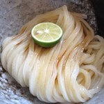 本格手打ちうどん とも作 - 醤油をたらした状態の生じょうゆうどん