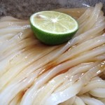 本格手打ちうどん とも作 - 生じょうゆうどんズーム( ´ ▽ ` )ﾉ