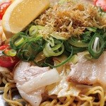 たこ焼 京の華 - さっぱりレモン塩焼きそば（714円）。ごま油でカリカリに揚げたおジャコにレモンをかけて、さっぱりとお召し上がり頂けます。