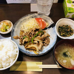 家庭料理居酒屋 よってって - ♪豚の生姜焼定食 ¥700
