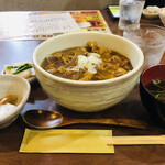 家庭料理居酒屋 よってって - ♪以前のすり切れ大盛りカレーより多いです…