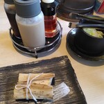 牛屋 江戸八 - 調味料、薬味と角煮入りちまき