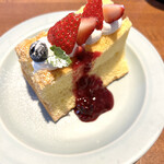 Anniversary Cafe - 国産いちごのふわふわシフォンケーキ