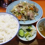 勝楽 - 「肉野菜炒め」730円&「ライス」220円【お新香、スープ付き】