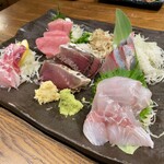 Nakamata Shuzou - 鮮魚5点盛り：マグロ 鳥取県境港、カツオの塩たたき 千葉勝浦、イナダ 神奈川、天然真鯛 茨城、スズキ 千葉
