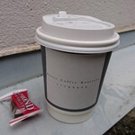 Petit Coffee Roastery - テイクアウトコーヒー 本日のコーヒー(ケニア)・アーモンドチョコ