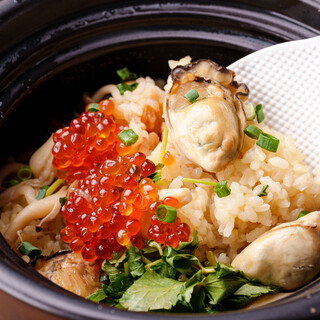 Claypot Rice with Oysters and Salmon Roe
      A luxurious claypot rice dish featuring salmon roe and oysters.