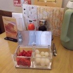Arajin - テーブルにはラッキョウと福神漬が用意されています。