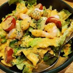 和酒・煮込み らいどん - えびとアボカドごろごろサラダ