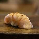 鮨 難波 - 大好きなノドクロ（アカムツ）の炙り、と思いきや、本日は、クロムツの炙りでした。