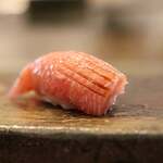 鮨 難波 - 名物、富山湾産のメジマグロ（本マグロの幼魚）の大トロ。 冬マグロの脂の1/5程度で、すっきりと切れが良いのが特徴です。