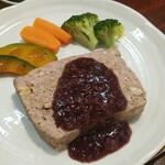 キッチン ブルー グローブ - 豚挽肉と胡桃のテリーヌのアップ