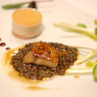 メゾン ポール・ボキューズ - ランチコース 4500円 のフォアグラのガトー仕立てとパヴェのポワレ ポルト酒風味 ピュイ産レンズ豆と白いタンポポのサラダと共に