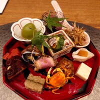 魯忍 - 八寸、鴨、子持ち昆布、梅、ばい貝、タコの柔らか煮、子持ちシャコ、きんぴらごぼう、カラスミ餅、近江こんにゃく、沢蟹、サトイモ