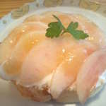 テテカフェ - 桃のロールケーキ。激美味!!!"